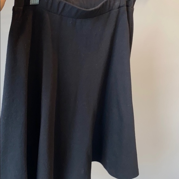 Black skater style flow skirt - Picture 3 of 5